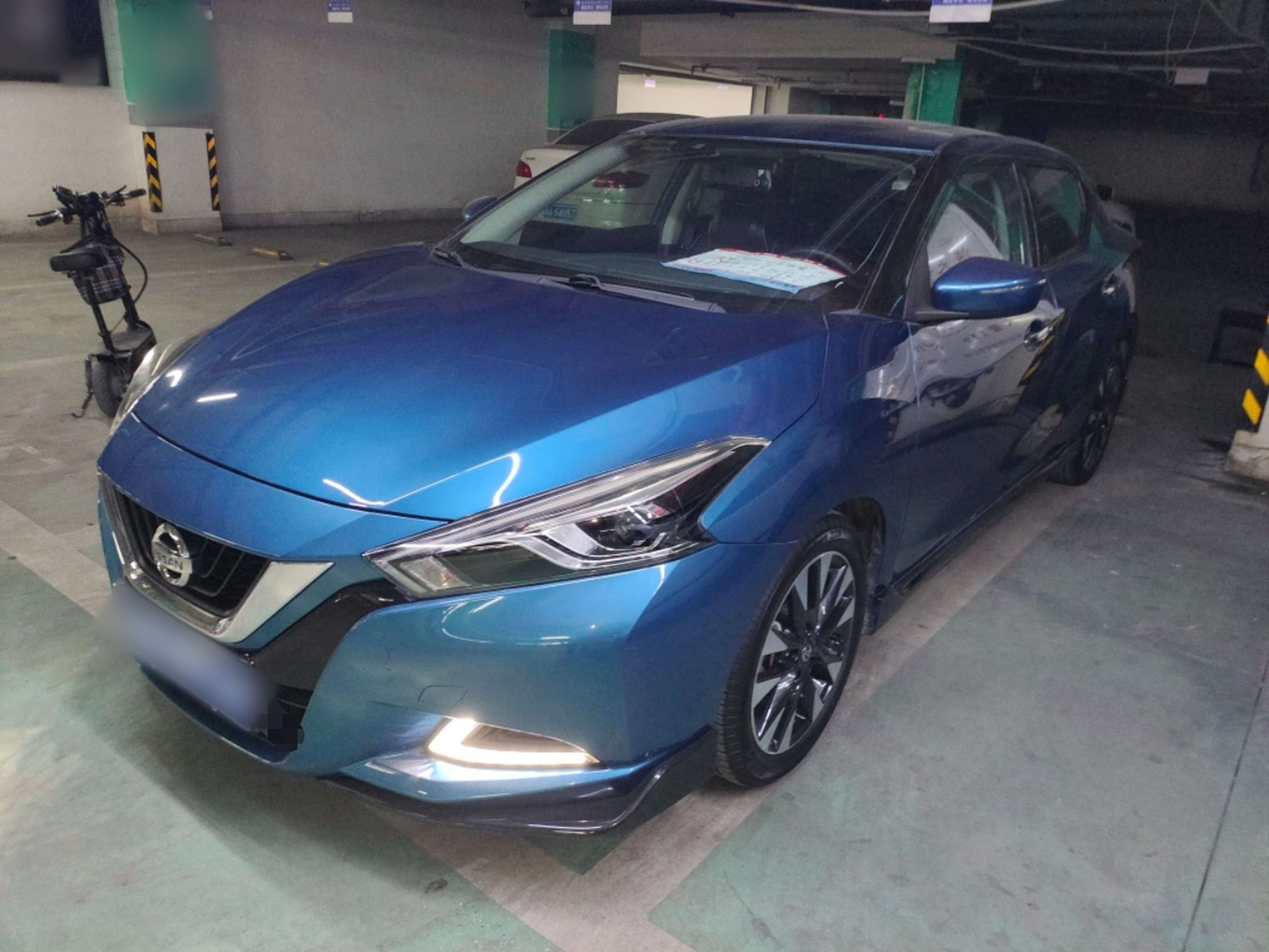 Под передней частью автомобиля