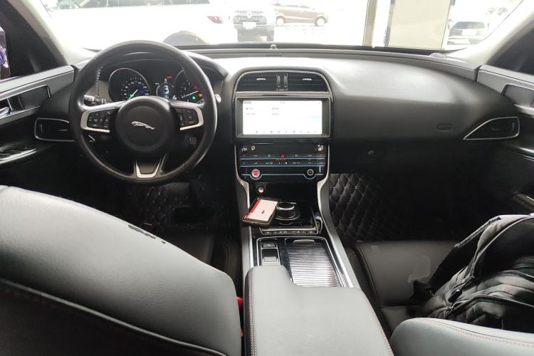 Used Jaguar XEL 2019 2.0T 200 PS Luxury Edition Center Console