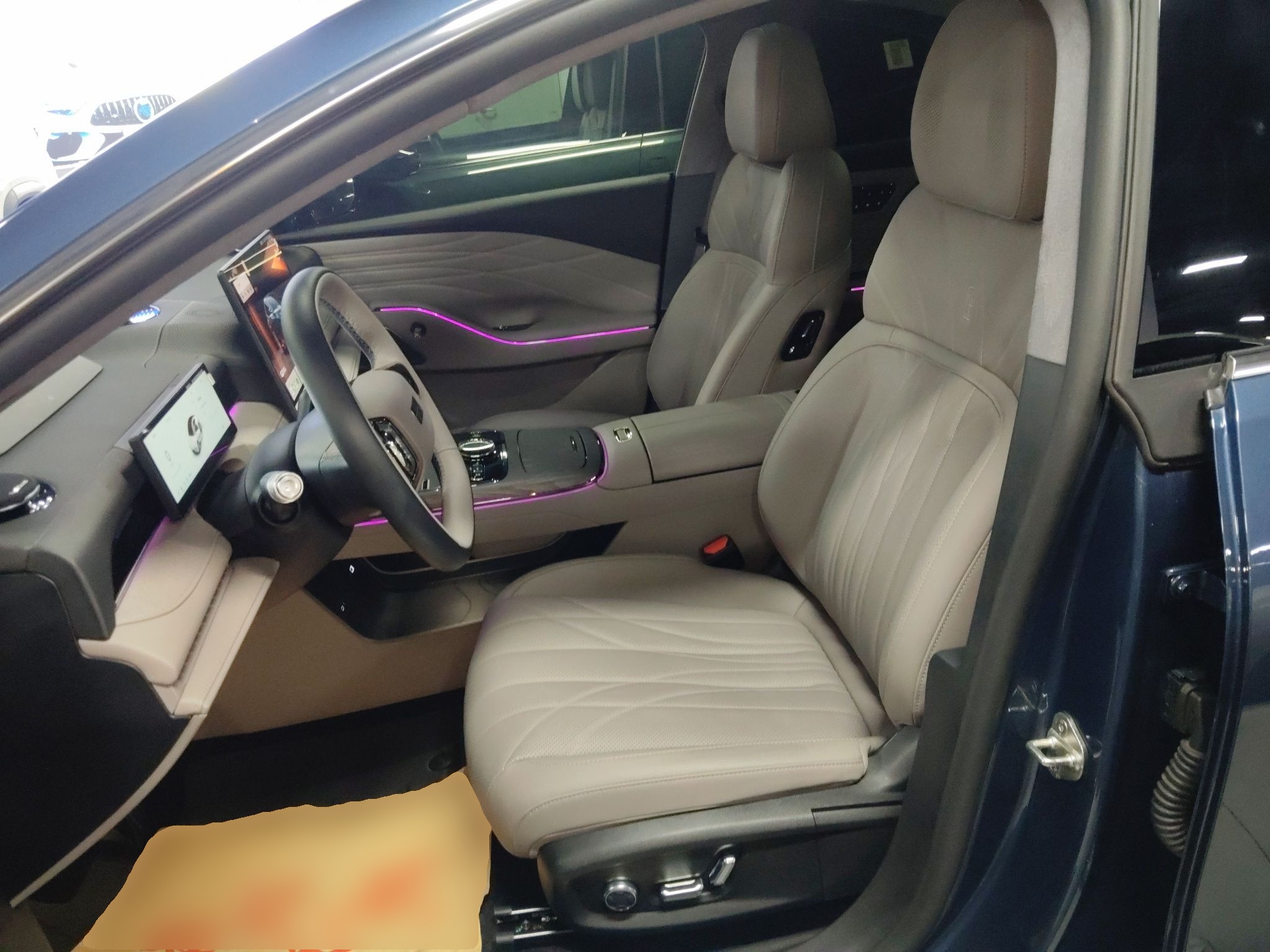 Переднее сиденье в автомобиле