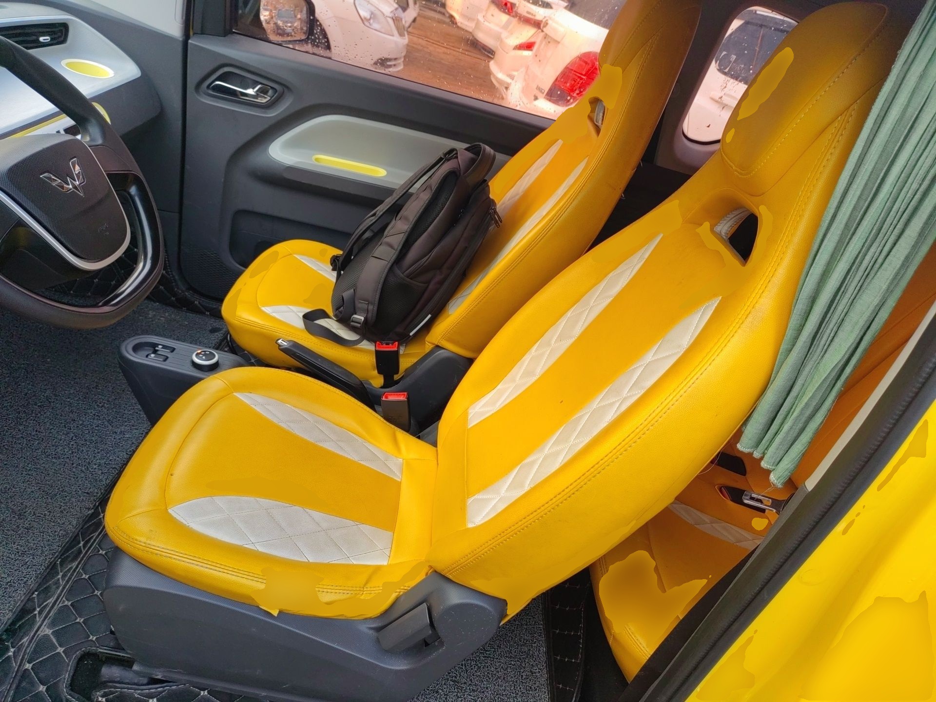 المقاعد الأمامية داخل السيارة