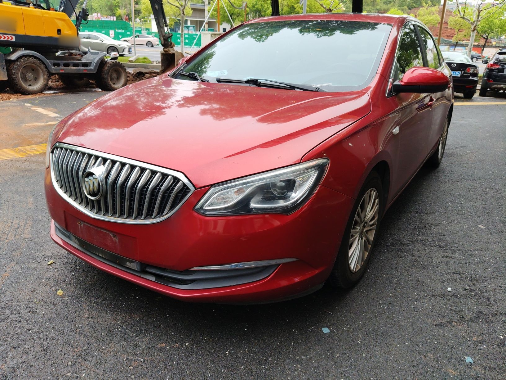 تحت مقدمة السيارة