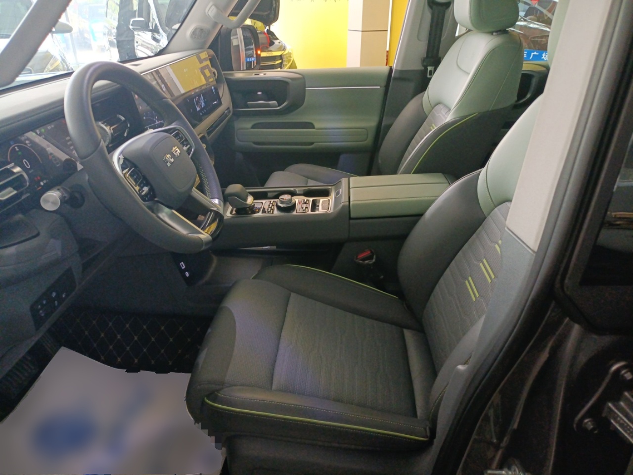 المقاعد الأمامية داخل السيارة