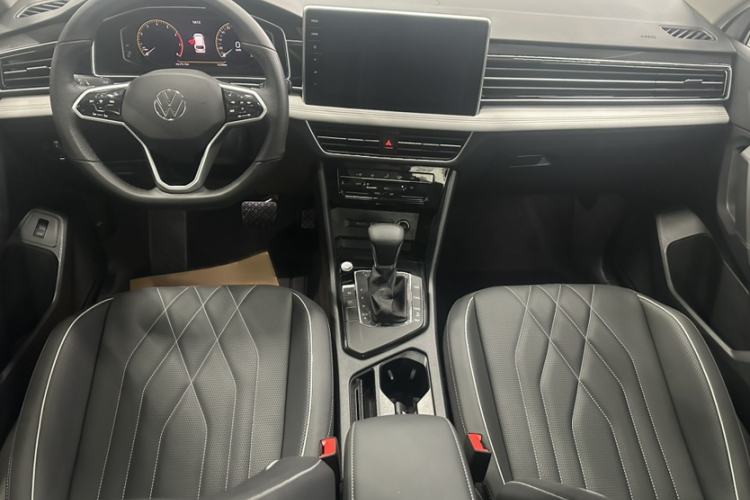 Used Volkswagen Tiguan L 2023 Revised Version 330TSI Automatic Two-Wheel Drive Smart Enjoyment Edition Interior 3