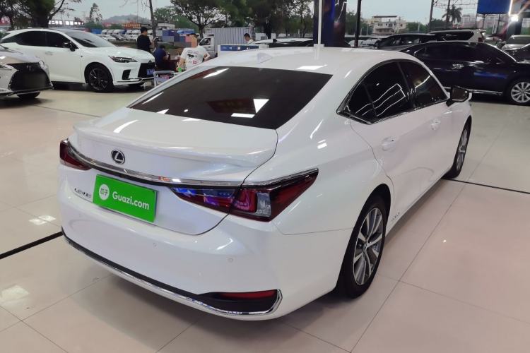 Used Lexus ES 2020 300h Premier Edition Rear Right 45 Deg