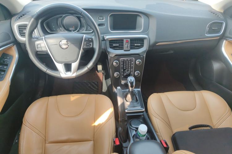 Used Volvo V40 2017 T3 Zhiyi Edition Center Console