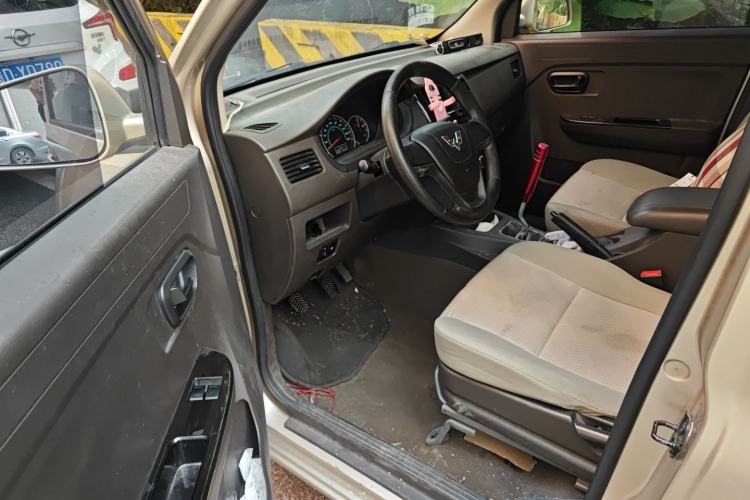 Used Wuling Rongguang V 2018 1.5L Standard Version
