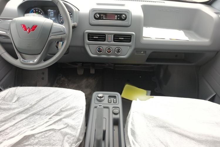 Used Wuling Yangguang 2024 300KM Comfort Version Passenger Van 75kW Center Console