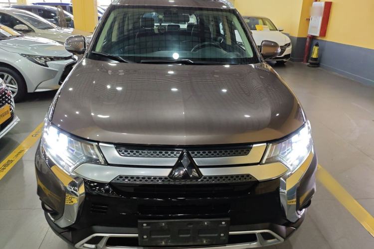Used Mitsubishi Outlander 2019 2.4L 4x4 Zhi Xiang Edition 7 Seats China VI Standard
