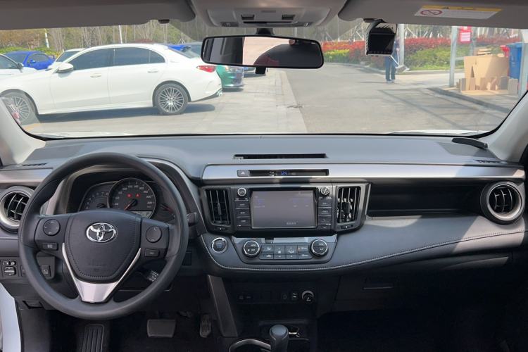 Used Toyota RAV4 2019 2.0L CVT Two-Wheel Drive Luxury Version China VI Standard