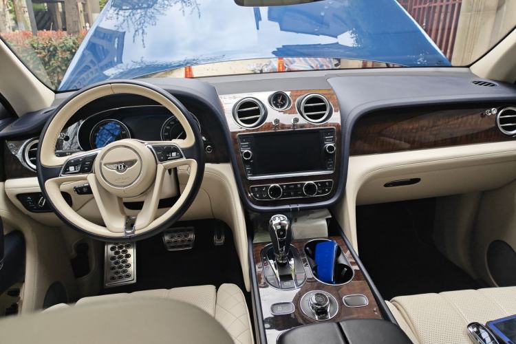 Used Bentley Bentayga 2017 6.0T Standard Edition Center Console