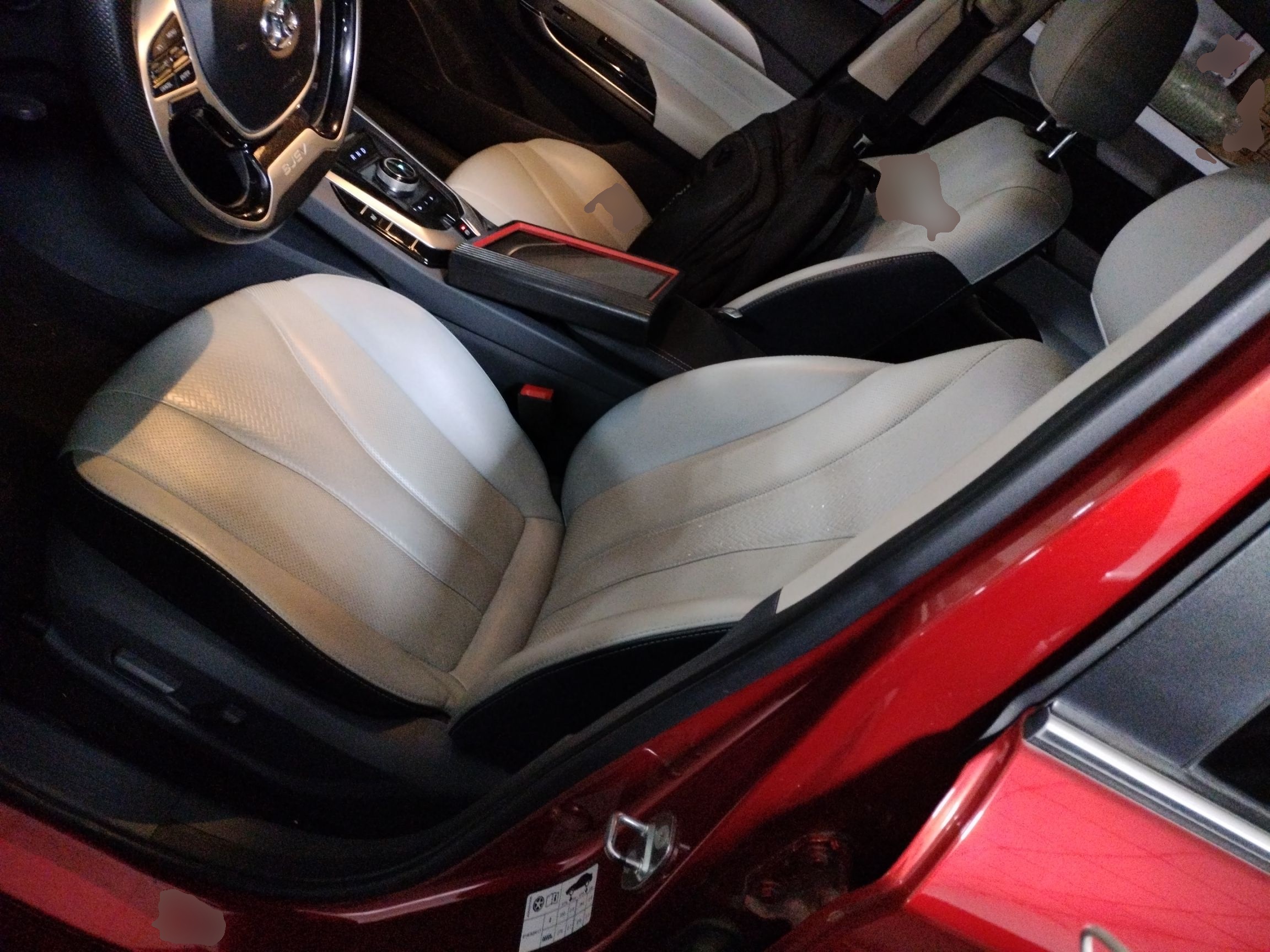 المقاعد الأمامية داخل السيارة