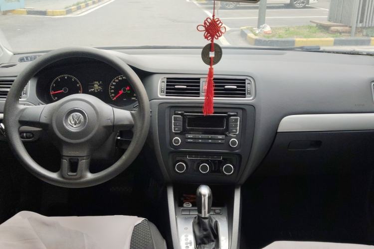 Used Volkswagen Sagitar 2012 1.6L Automatic Comfort Edition Center Console