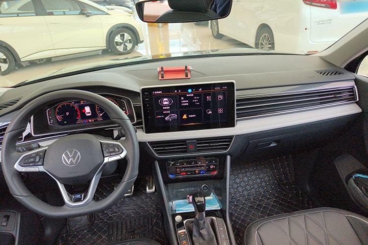 Used Volkswagen Tiguan L 2024 Outstanding Model 330TSI Automatic Two-Wheel Drive R-Line Dragon Glory Edition Center Console