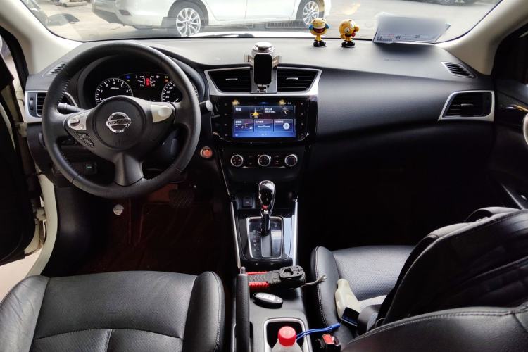 Used Nissan Sylphy 2019 1.6XV CVT Smart Connect Luxury Edition China VI Standard Center Console