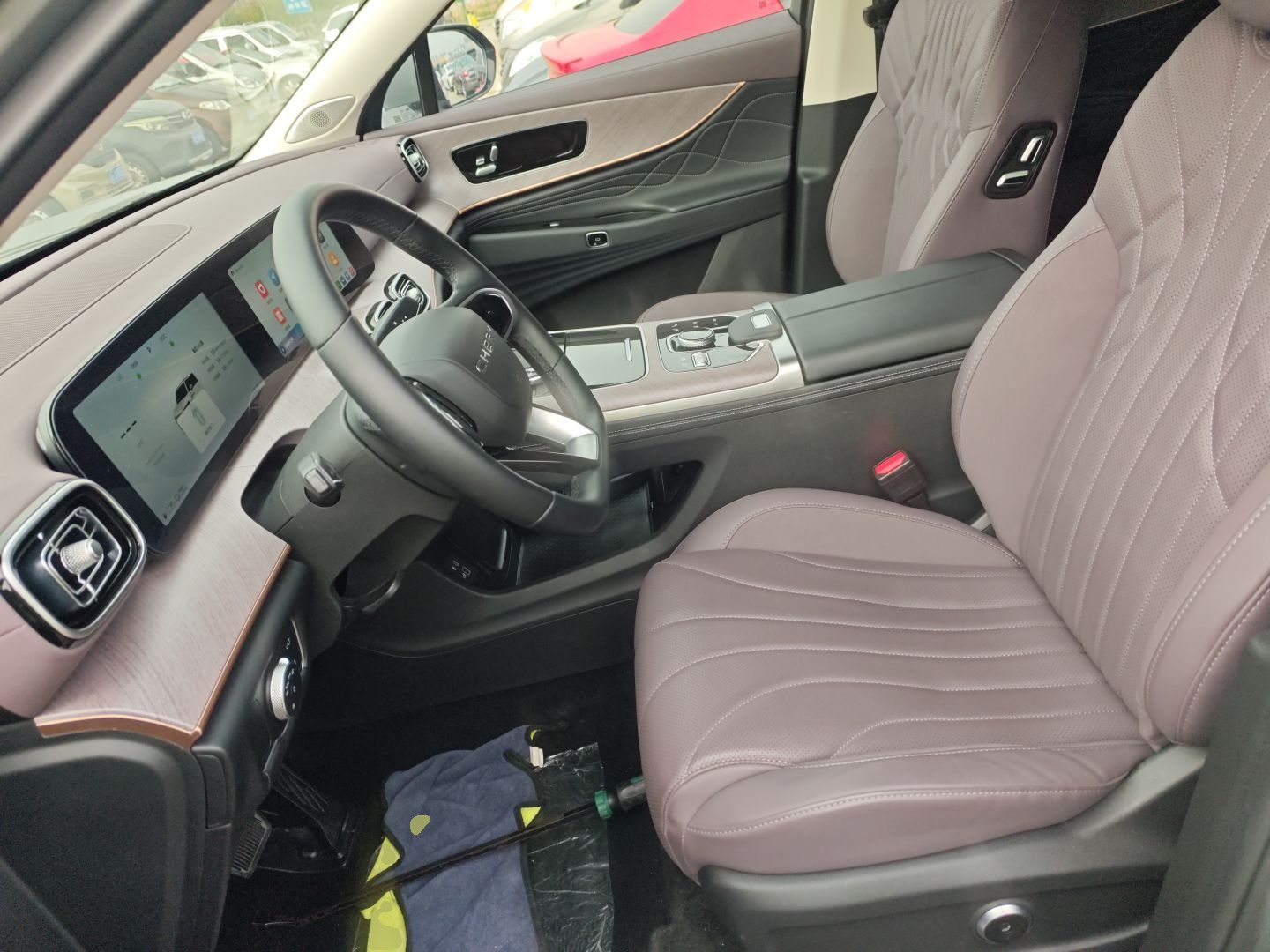 المقاعد الأمامية داخل السيارة