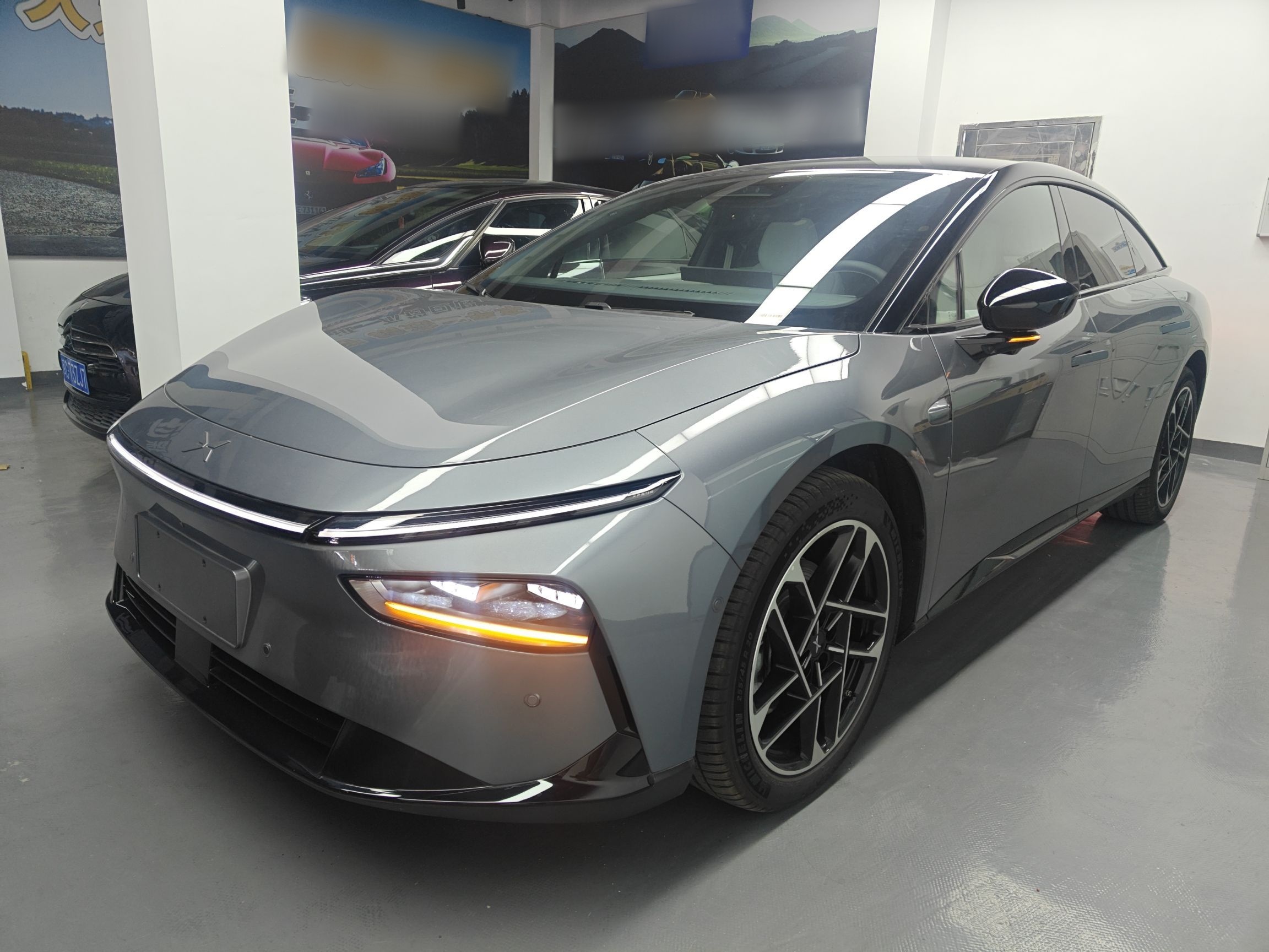 تحت مقدمة السيارة