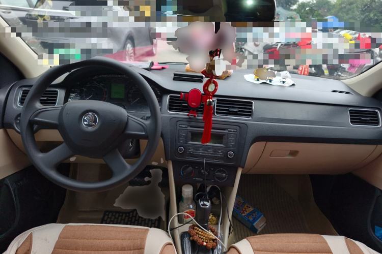 Used Skoda Rapid 2013 1.6L Automatic Smart Selection Model Center Console