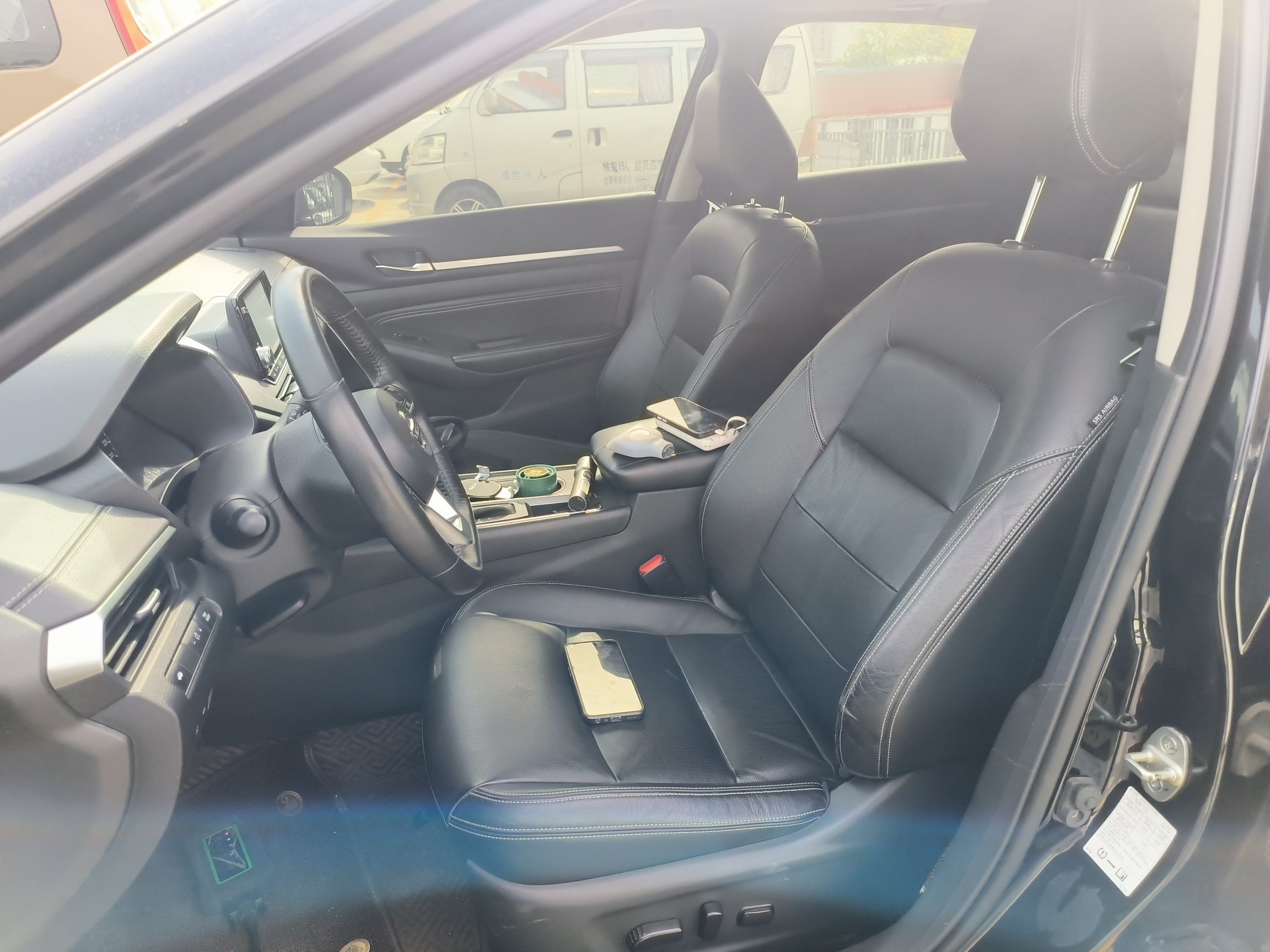 المقاعد الأمامية داخل السيارة