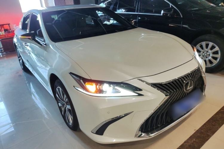 Used Lexus ES 2020 200 Excellence Edition Front Right 45 Deg