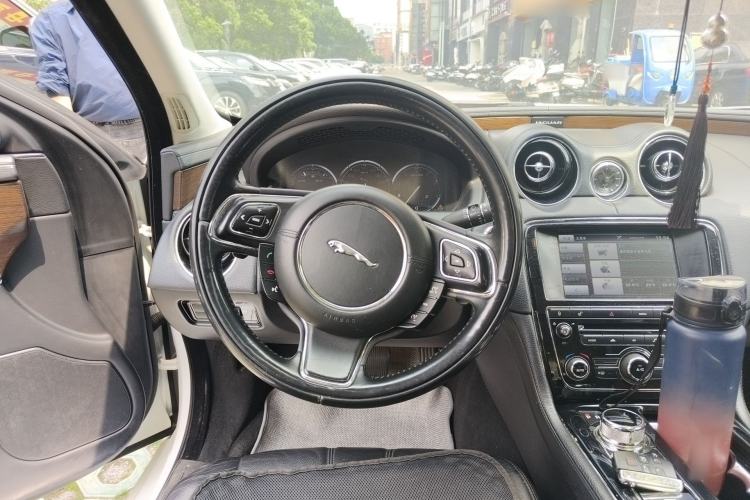 Used Jaguar XJ 2014 XJL 2.0T Two-Wheel-Drive Elegant Business Edition Steering Wheel
