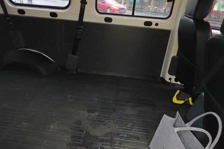 Used Wuling Yangguang 2026 Model, 440km Bus Comfort Edition, 6 Seats Interior 4