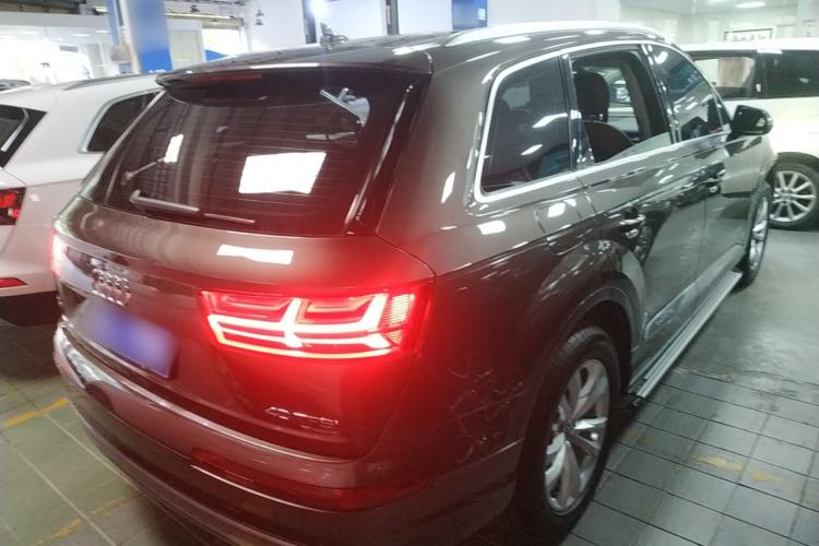 Used Audi Q7 2018 40 TFSI Comfort Model Rear Right 45 Deg