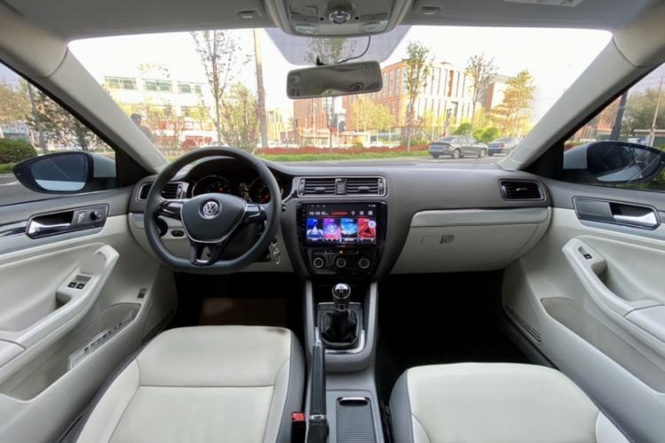 Used Volkswagen Sagitar 2015 1.6L Manual Comfort Model Interior 3