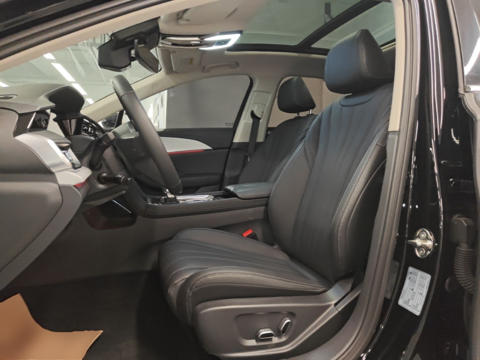 Hongqi H5 2025 2.0T Automatic Flag Edition – 500 000 Units Commemorative Version — снимка 17