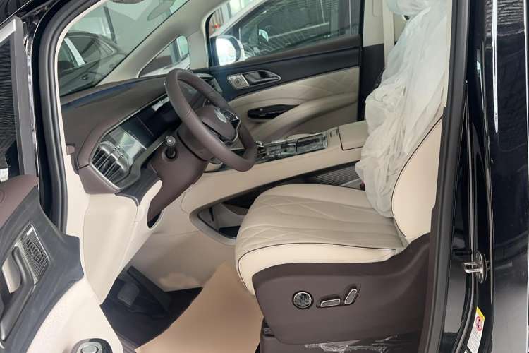 Used Denza D9 2024 DM-i 980 Four-Wheel Drive Prestige Model Left Front Seat