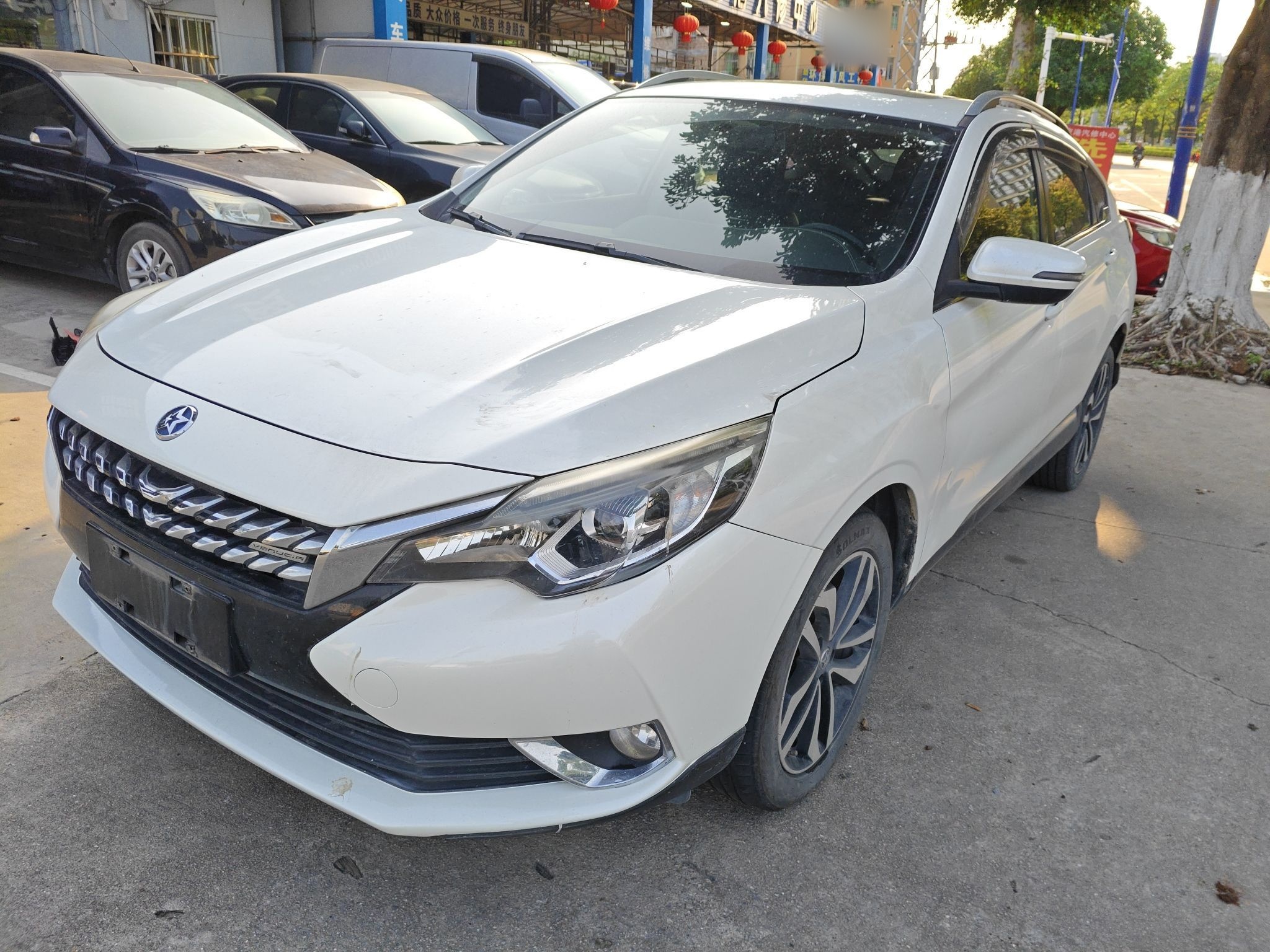 Под передней частью автомобиля