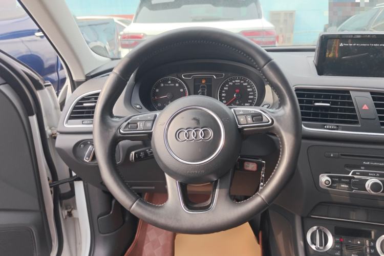 Used Audi Q3 2015 35 TFSI Comfort Model Steering Wheel