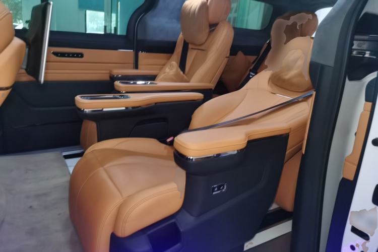 Used Geely Galaxy LEVC L380 2024 140-Degree 6-Seater All-Wheel-Drive Ultra
