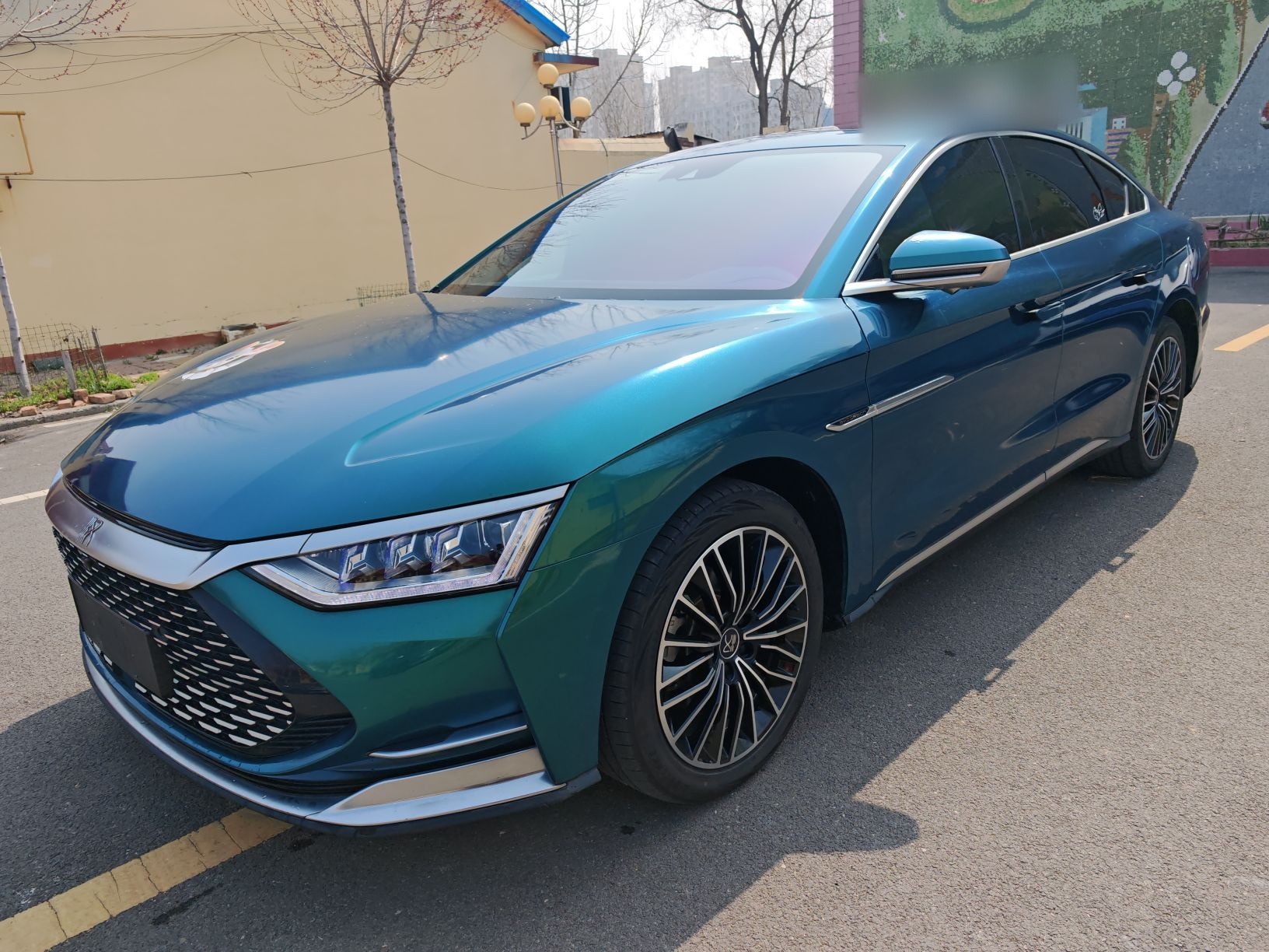 Под передней частью автомобиля