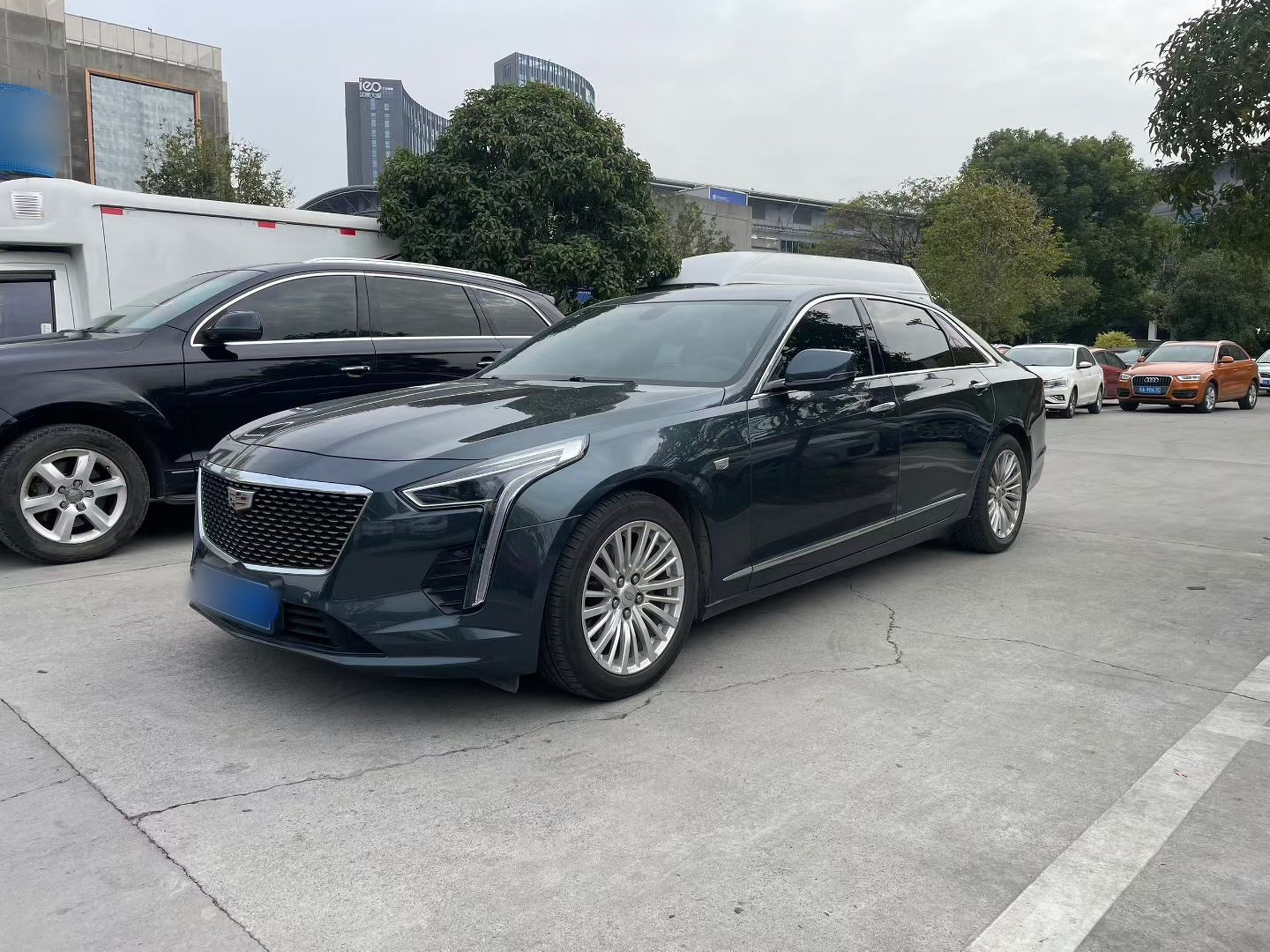 Под передней частью автомобиля