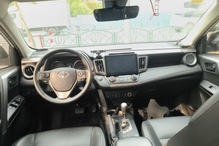 Used Toyota RAV4 2018 2.5L Automatic 4x4 Elite i Edition Center Console