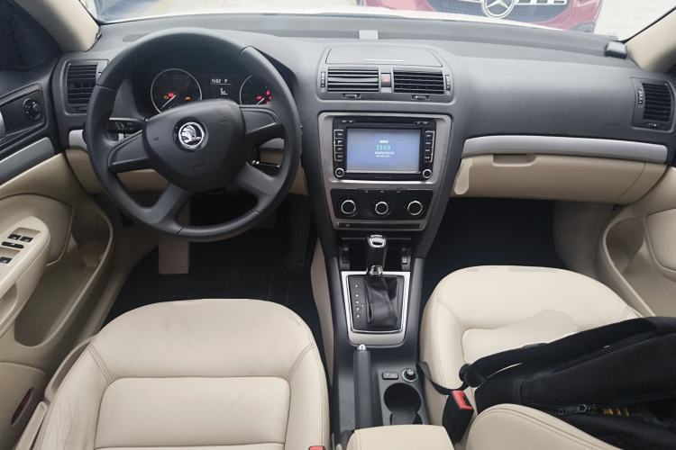 Used Skoda Octavia 2015 Classic Model 1.6L Automatic Yijie Version Center Console