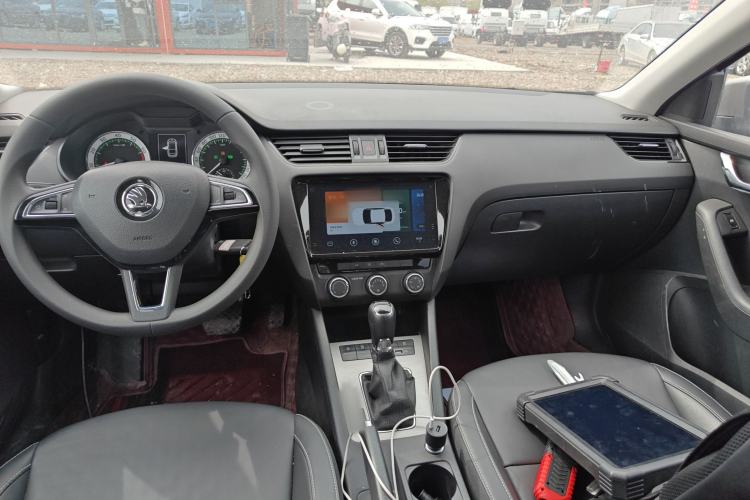 Used Skoda Octavia 2022 1.5L Automatic Comfort Edition Center Console