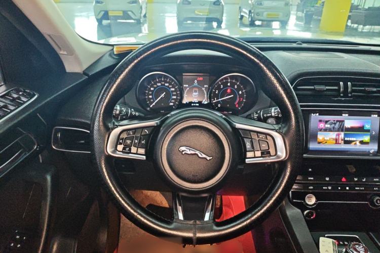 Used Jaguar F-PACE 2018 2.0T Two-Wheel Drive Urban Deluxe Edition Steering Wheel