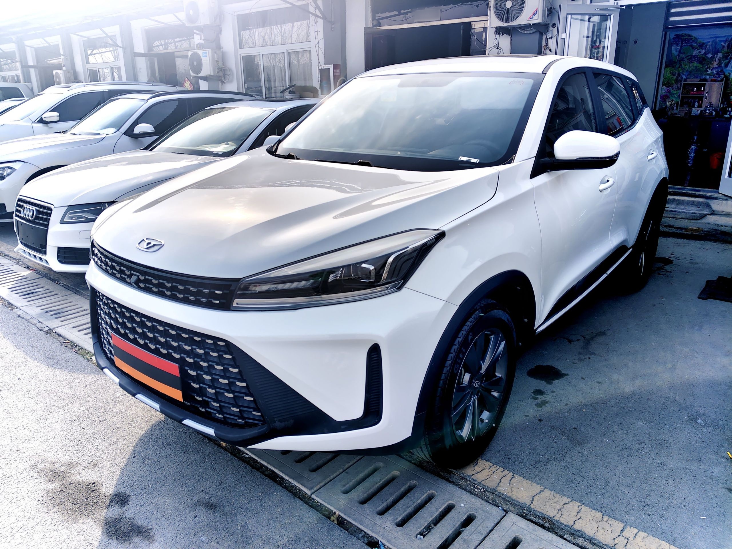 تحت مقدمة السيارة