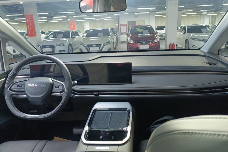 Used SAIC MAXUS G70 2024 2.0T Automatic Luxury Edition 7 Seats Center Console