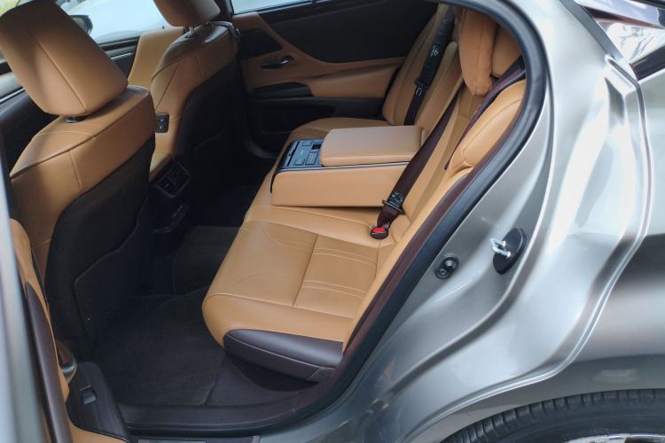 Used Lexus ES 2020 300h Executive Edition
