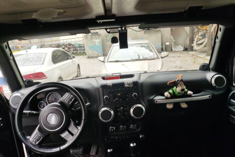 Used Jeep Wrangler 2011 3.8L Sahara Four-Door Edition Center Console