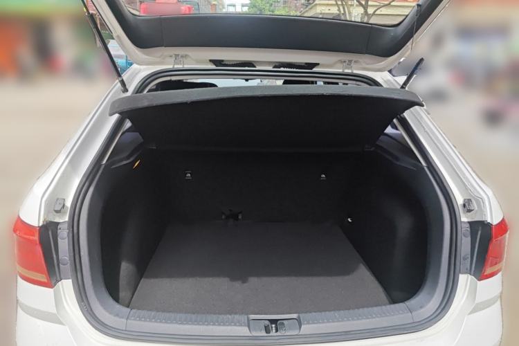 Used Volkswagen Gran Lavida 2015 1.6L Automatic Fashion Edition Trunk