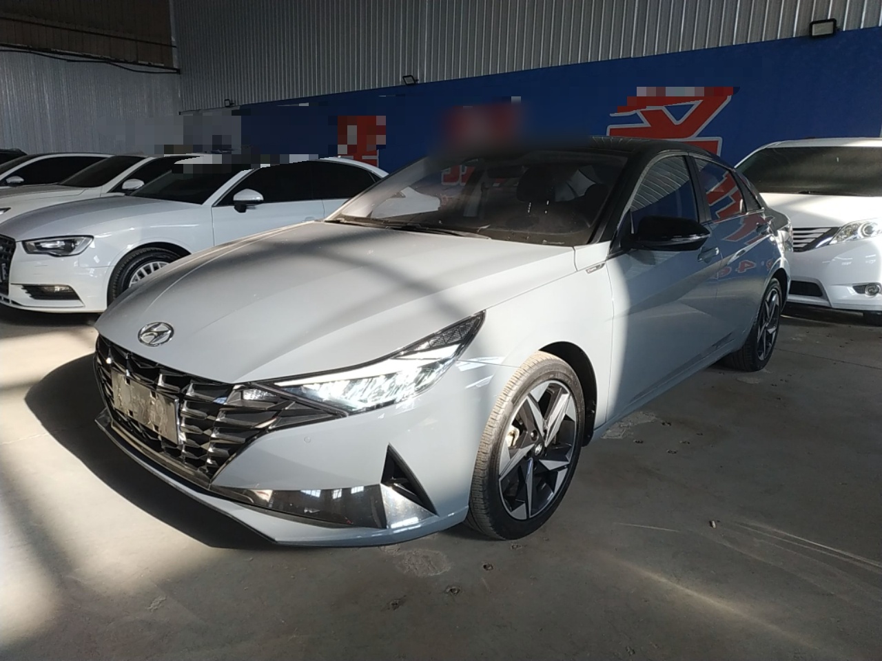 Под передней частью автомобиля