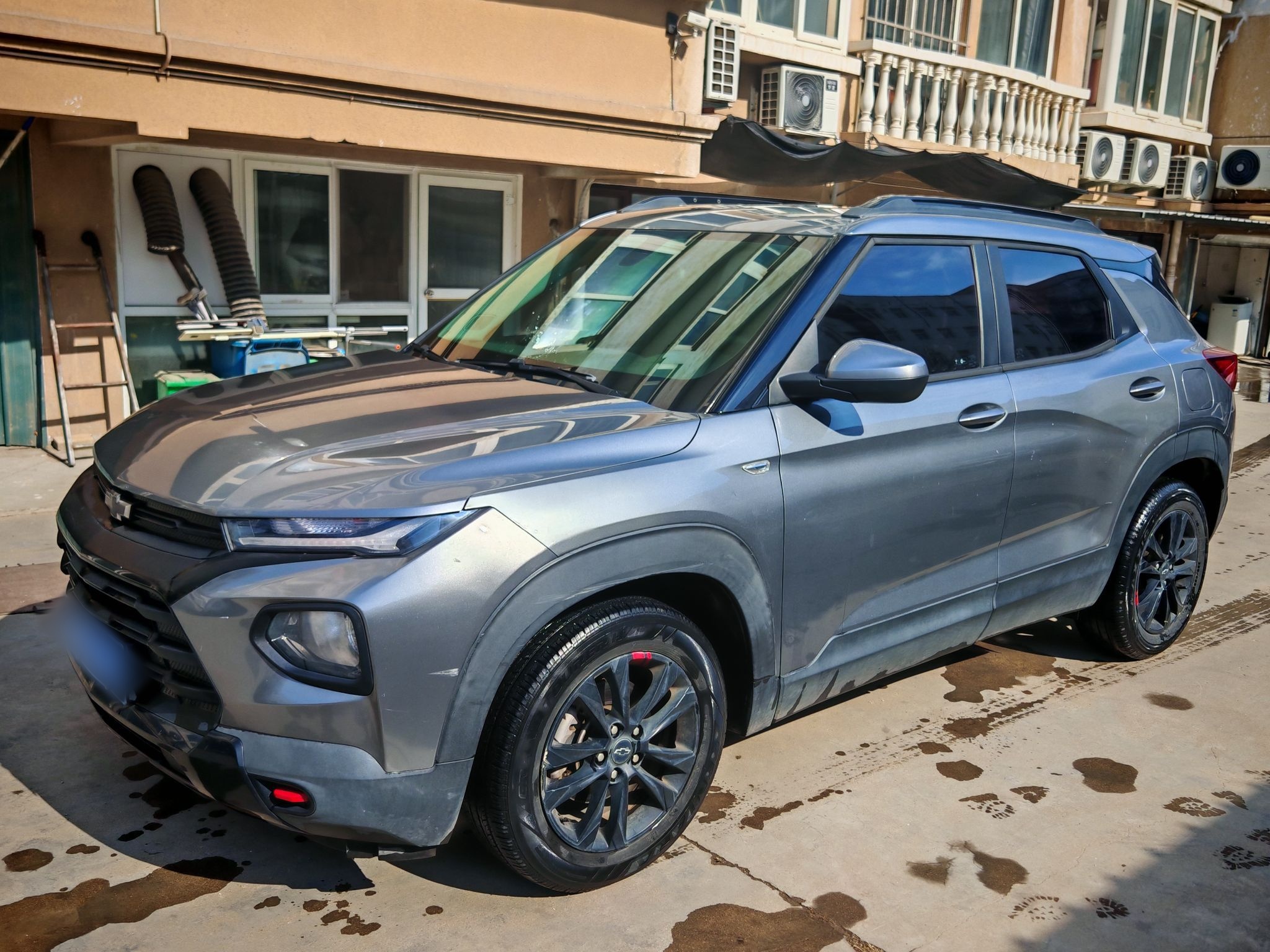 Под передней частью автомобиля