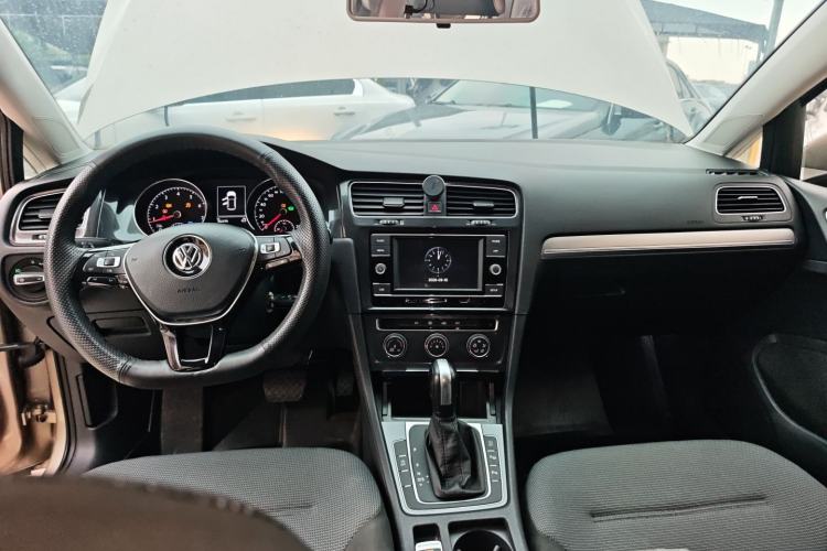 Used Volkswagen Golf 2018 230TSI Automatic Comfort Model Center Console