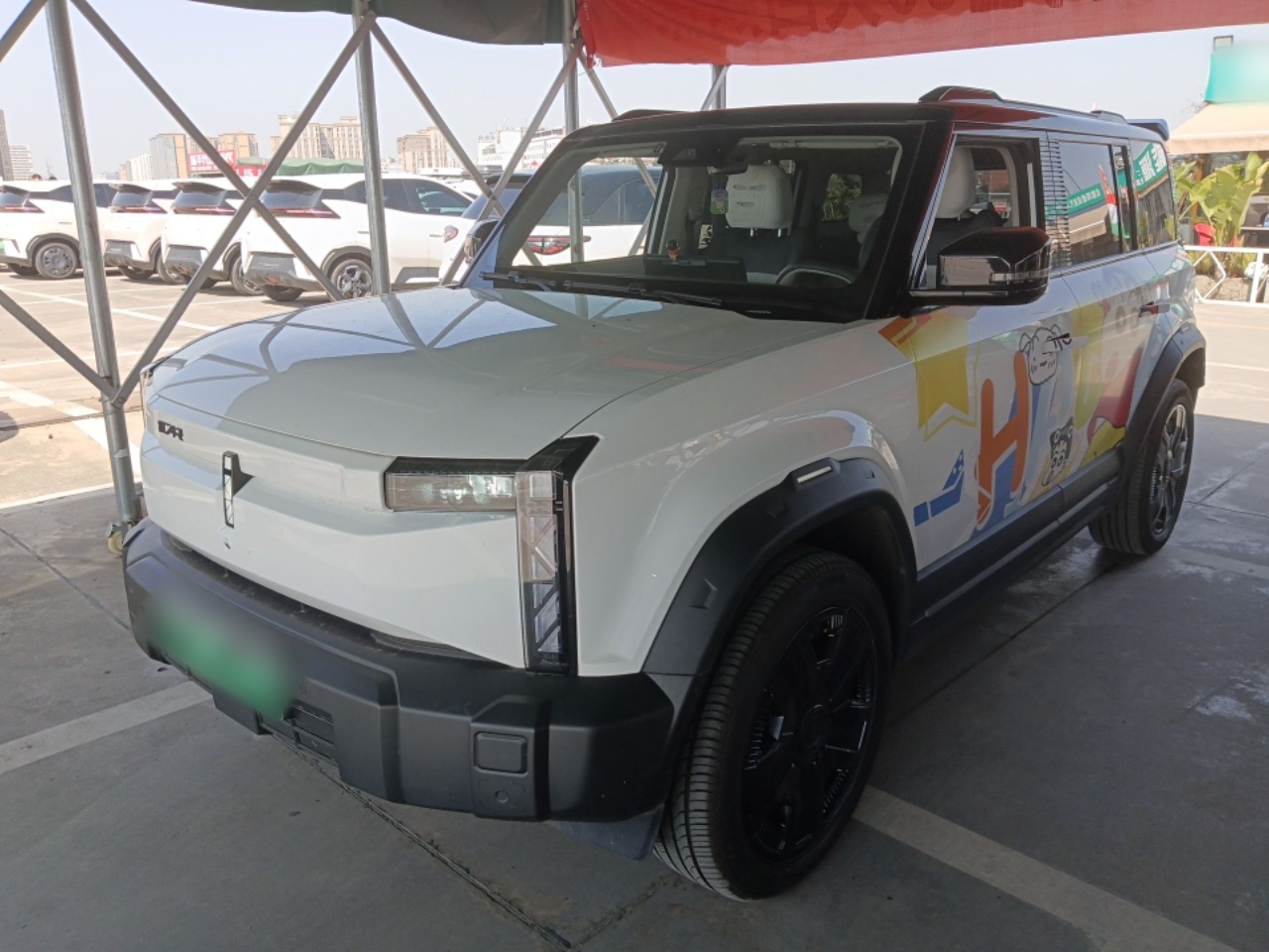 Под передней частью автомобиля