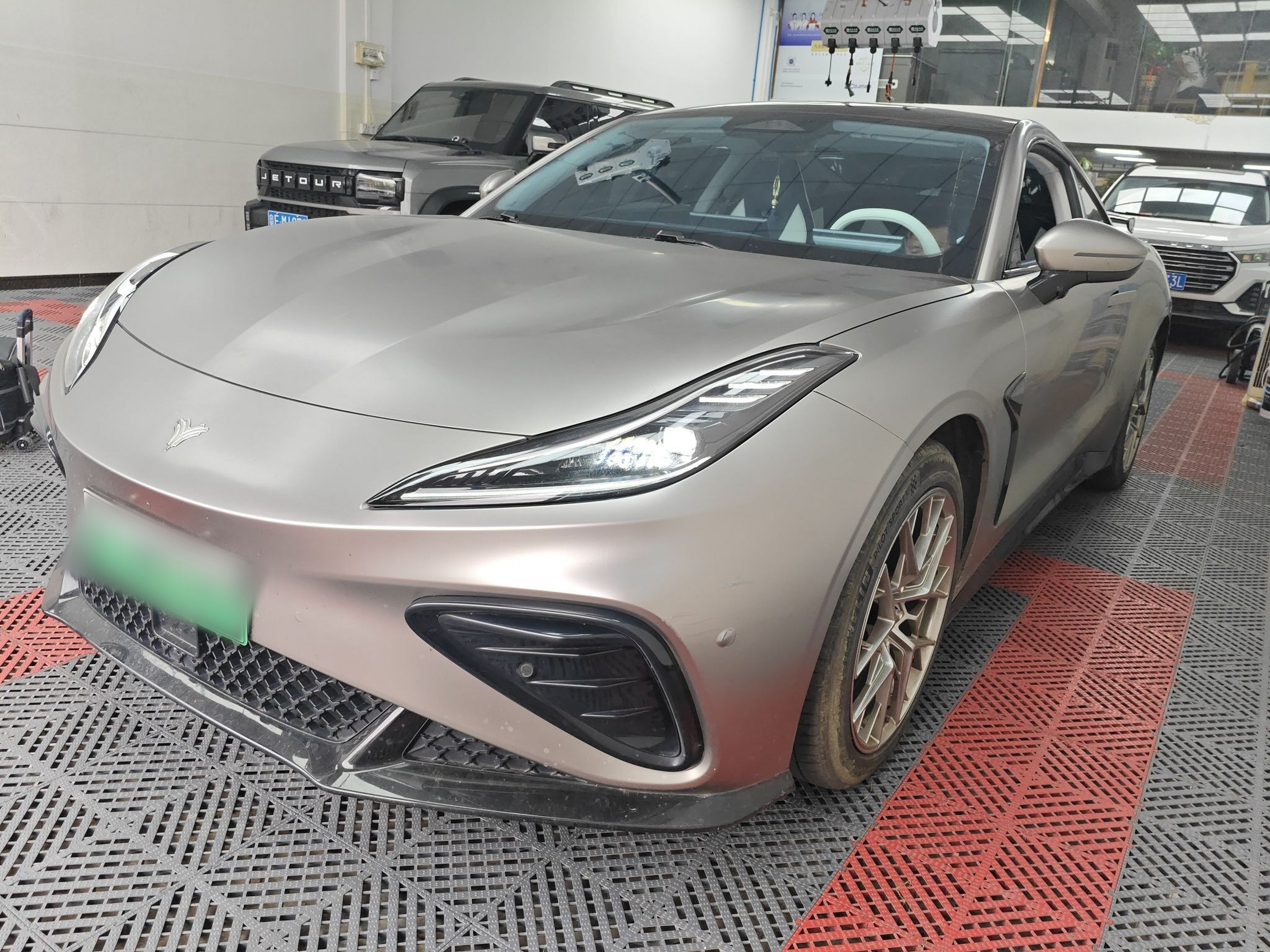 تحت مقدمة السيارة