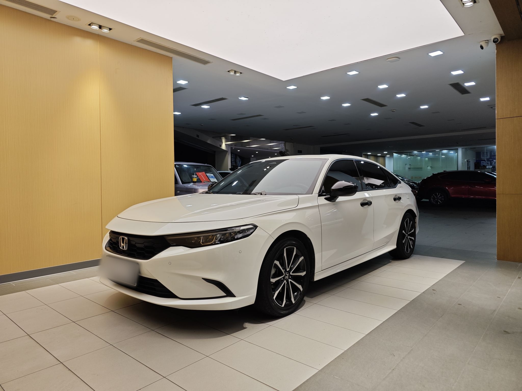 تحت مقدمة السيارة