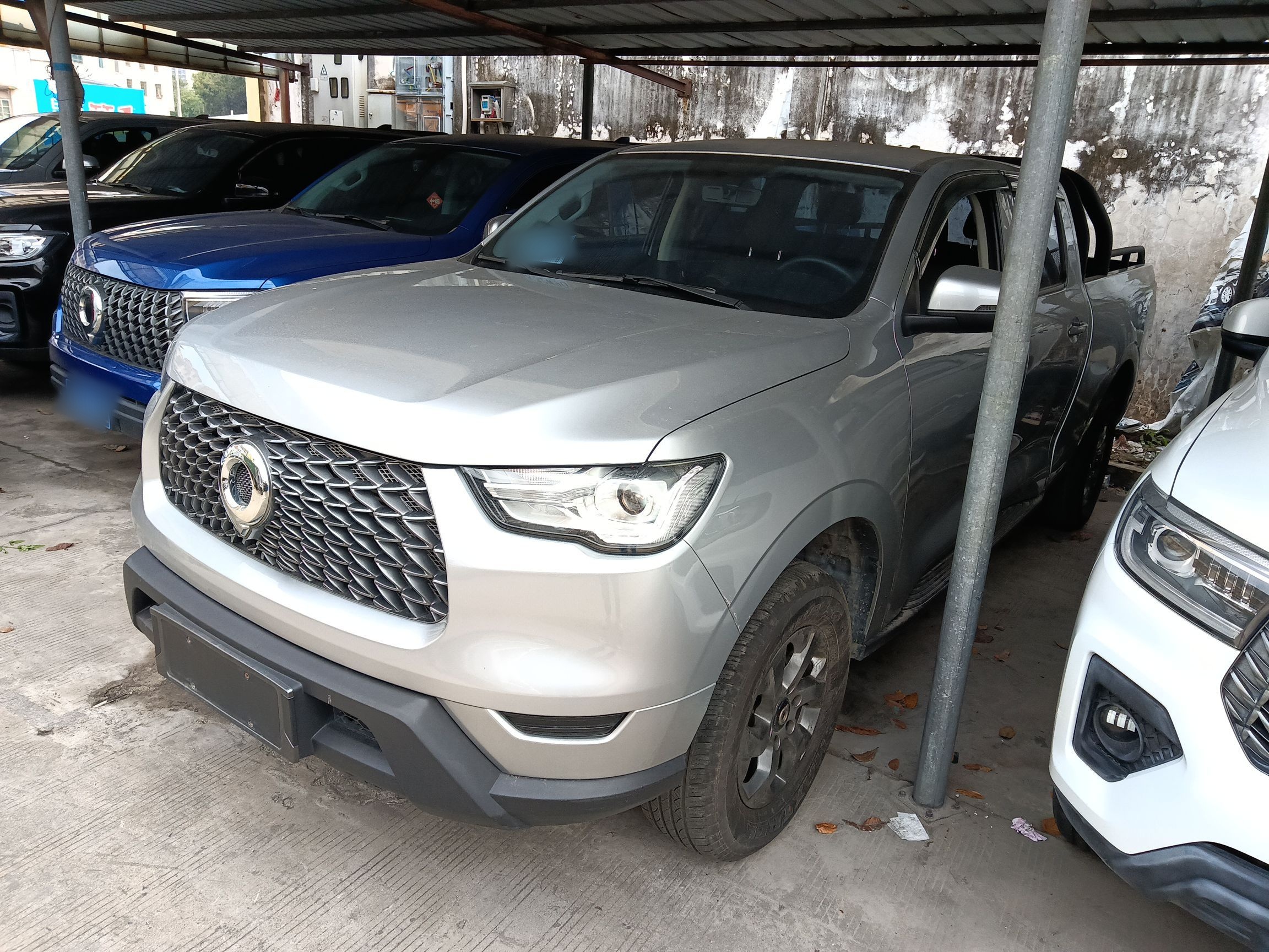 Под передней частью автомобиля